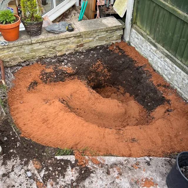 20 mm layer of fine sand protects the rubber liner from sharp stones beneath.